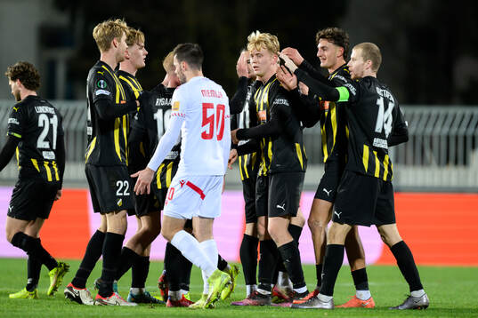 Silas Andersen of Häcken celebrate with teammates