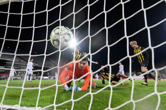 Silas Andersen of Häcken scores the 0-1 goal behind
