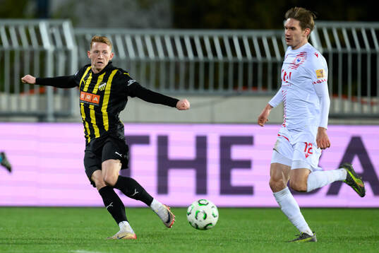 Julius Lindberg of Häcken Petar Mamic of Zrinjski Mostar