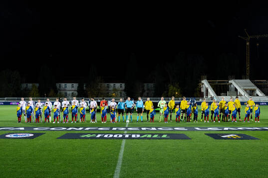 The teams line up