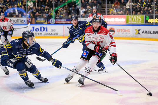 HV71s Jonathan Ang och Örebros Gustav Backström