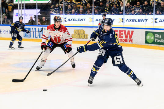 Örebros Niklas Nilsson och HV71s Aleksi Heponiemi