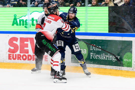 Örebros Filip Berglund och HV71s Lukas Rousek