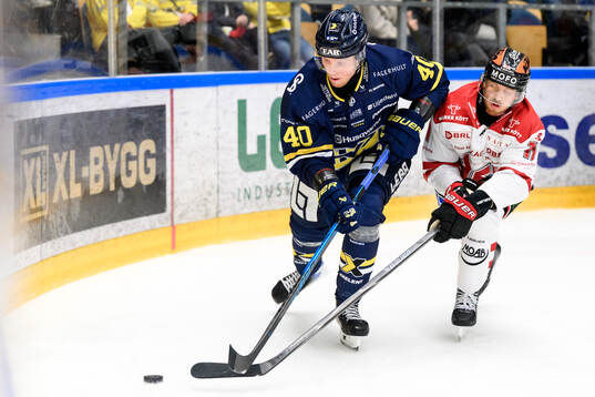HV71s Oskar Stål-Lyrenäs och Örebros Kalle Kossila