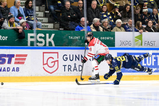 Örebros Kalle Kossila och HV71s Justin Glenn Kloos