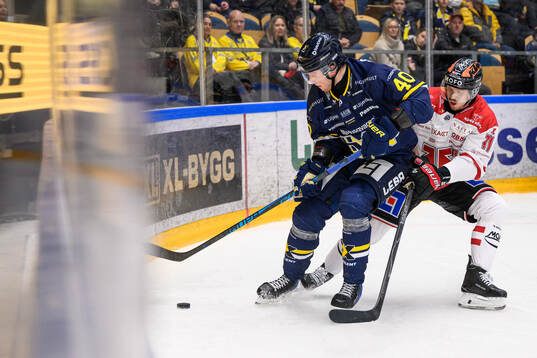 HV71s Oskar Stål-Lyrenäs och Örebros Kalle Kossila