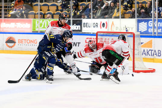 HV71s Riley Woods och Örebros målvakt Jhonas Enroth