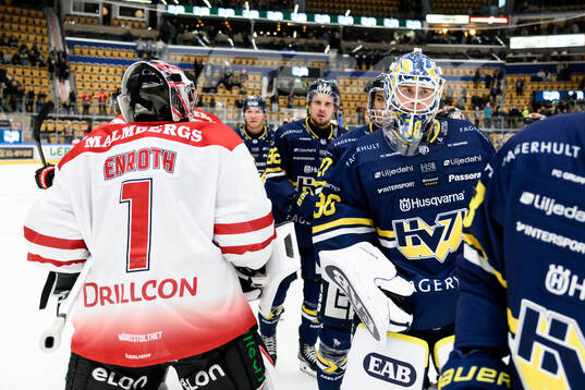 HV71s målvakt Lassi Lehtinen deppar