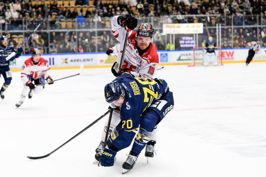 Örebros Sean Malone och HV71s Lukas Rousek