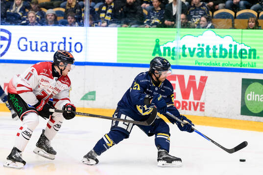 Örebros Kalle Kossila och HV71s Mattias Tedenby