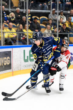 HV71s Oskar Stål-Lyrenäs och Örebros Kalle Kossila