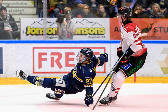 HV71s Jonathan Ang och Örebros Christopher Mastomäki