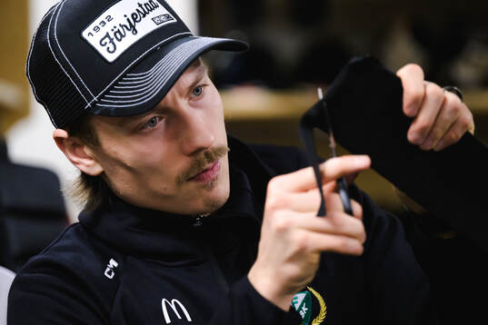 Färjestads målvakt Emil Larmi tejpar klubban