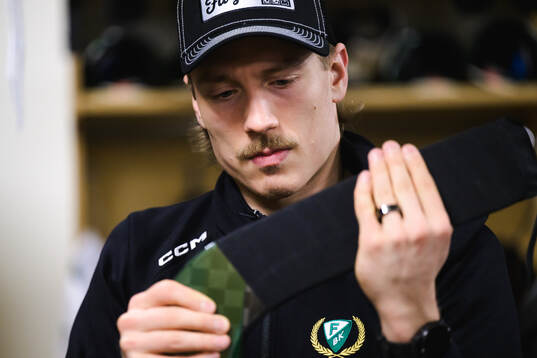 Färjestads målvakt Emil Larmi tejpar klubban