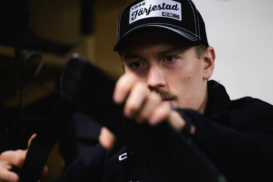 Färjestads målvakt Emil Larmi tejpar klubban