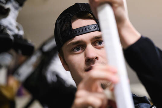 Färjestads Lucas Forsell tejpar klubban