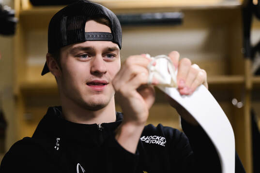 Färjestads Lucas Forsell tejpar klubban