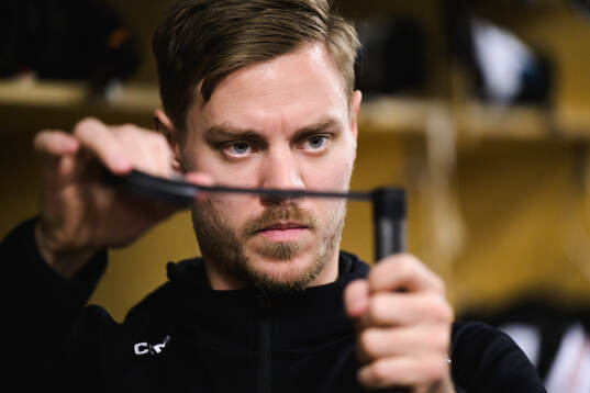 Färjestads Joel Kellman tejpar klubban