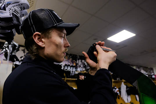 Färjestads målvakt Emil Larmi tejpar klubban