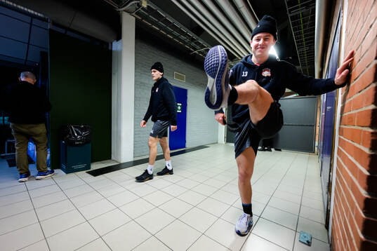 Malmö Redhawks Petter Vesterheim värmer upp