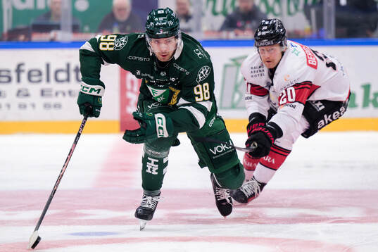 Färjestads Marian Studenic och Malmö Redhawks Thomas Berg