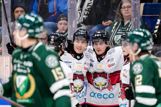 Malmö Redhawks Janne Kuokkanen och Lauri Pajuniemi jublar