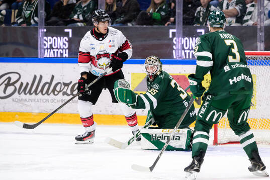 Malmö Redhawks Axel Sundberg och Färjestads målvakt