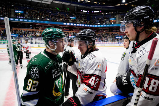 Färjestads Lucas Forsell i samtal med Malmö Redhawks