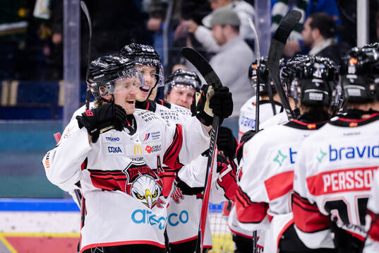 Malmö Redhawks Robin Salo och William Von Barnekow jublar