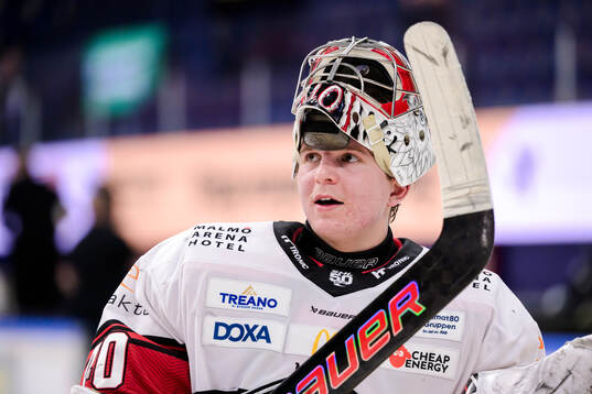 Malmö Redhawks målvakt Oskar Blomgren jublar