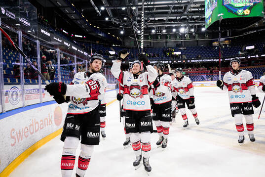 Malmö Redhawks Carl Persson jublar med lagkamrater