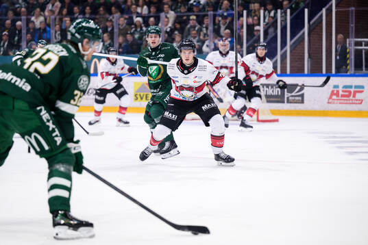 Färjestads Lucas Forsell  och Malmö Redhawks Joona Ikonen