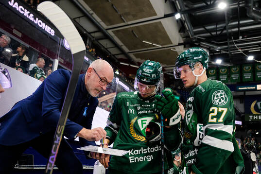 Färjestads assisterande tränare Christer Olsson i samtal
