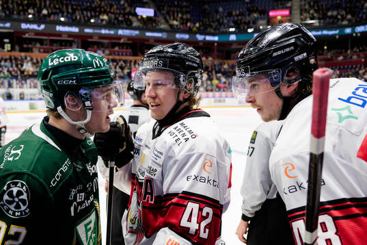 Färjestads Lucas Forsell i samtal med Malmö Redhawks