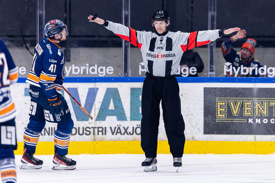 Domare Linus Öhlund gör tecken för bash out