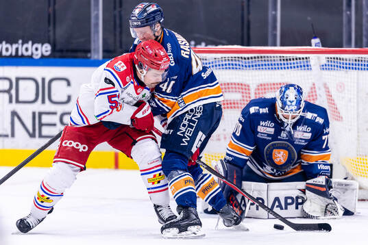 Timrås Anton Lander och Växjös Dennis Rasmussen framför
