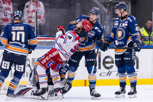 Timrås Sebastian Hartmann och Växjös Keegan Lowe