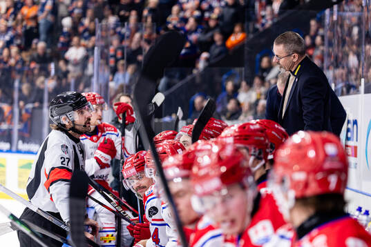 domare Mikael Sjöqvist pratar med Timrås tränare Tommy