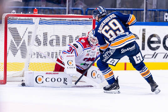 Timrås målvakt Tim Juel och Växjös Morgan Anderberg