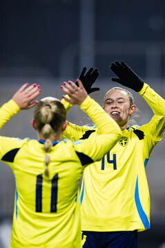 Svea Rehnberg and Matilda Nildén celebrates