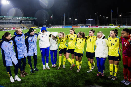 head coach Pierre Fondin and players of Sweden