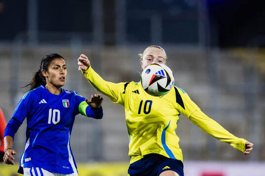 Melissa Bellucci of Italy and Wilma Leidhammar of Sweden