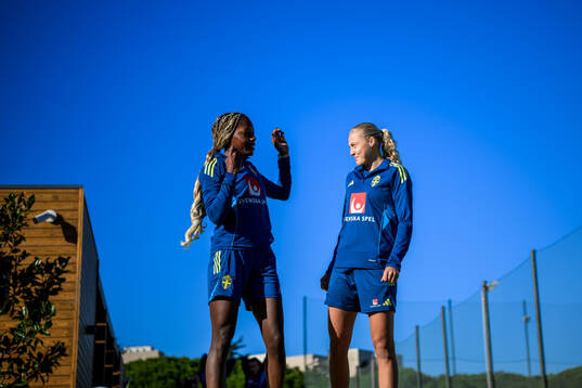 Evelyn Ijeh and Elma Junttila Nelhage of the women's