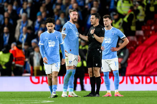 Pontus Jansson of Malmö FF and referee Harm Osmers