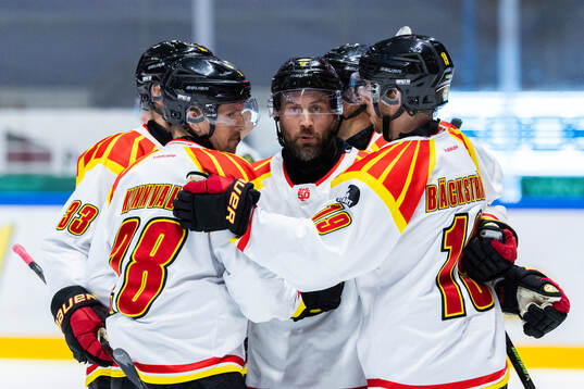 Brynäs Johannes Kinnvall jublar med lagkamrater