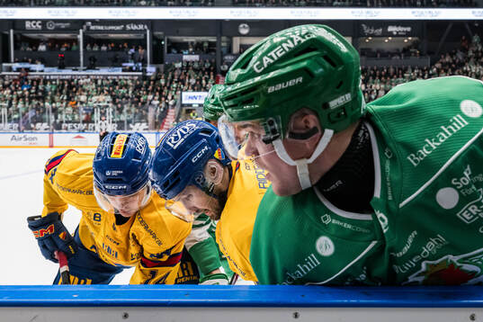 Djurgårdens Marcus Krüger och Rögles Karson Kuhlman