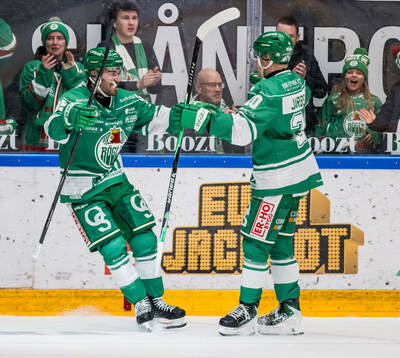 Rögles Mark Friedman  och Marwin Jarbsjö jublar