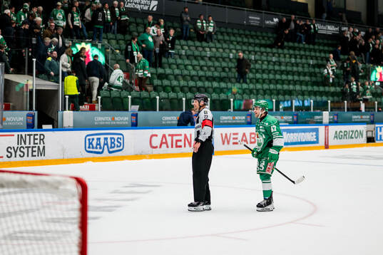 Rögles Leon Bristedt i diskussion med Domare Andreas