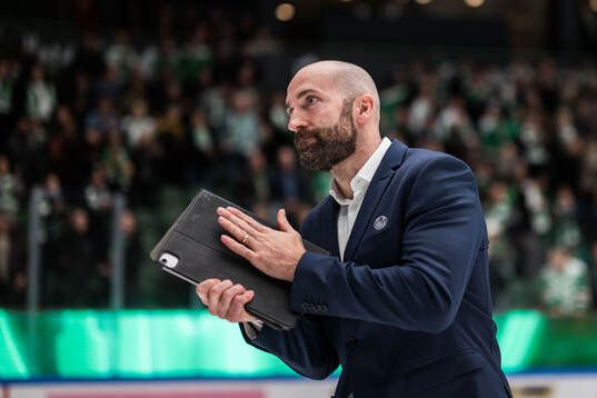 Rögles assisterande tränare Taylor Matson jublar