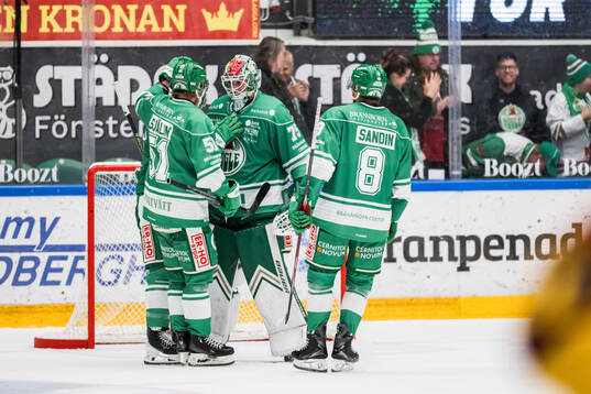 Rögles målvakt Arvid Holm jublar